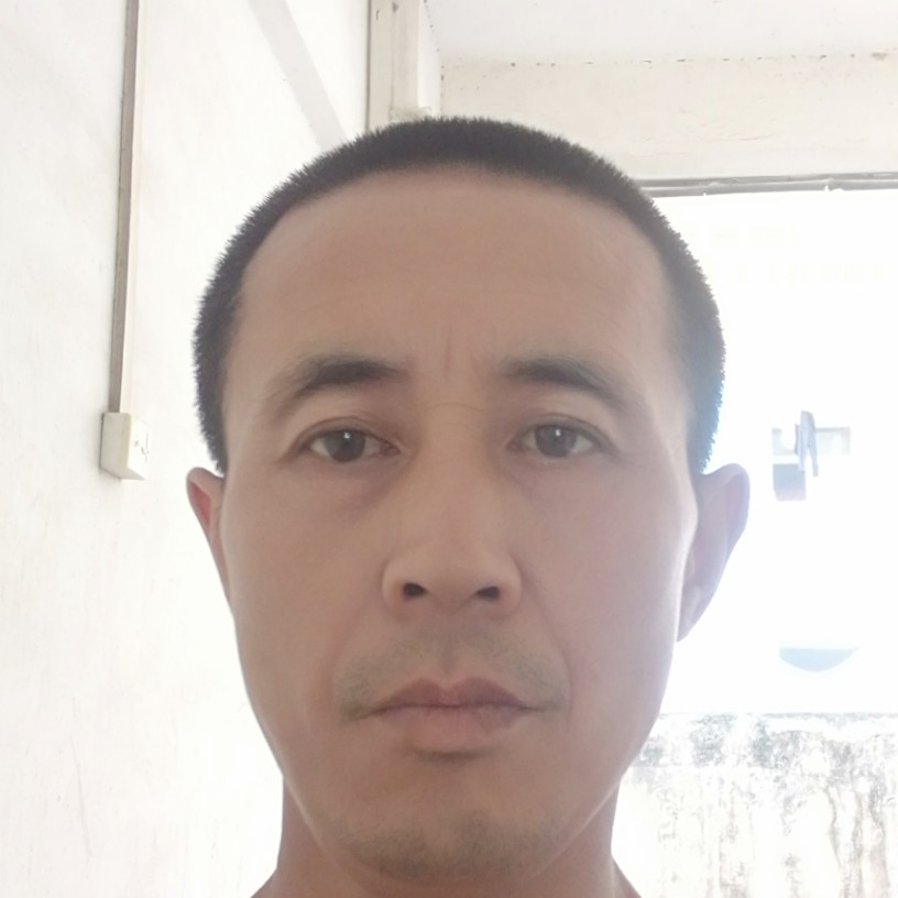 陌颜深拥清秀的照片