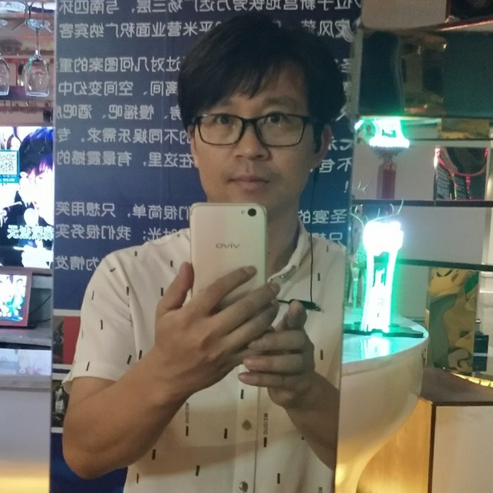 大胆帅哥的照片