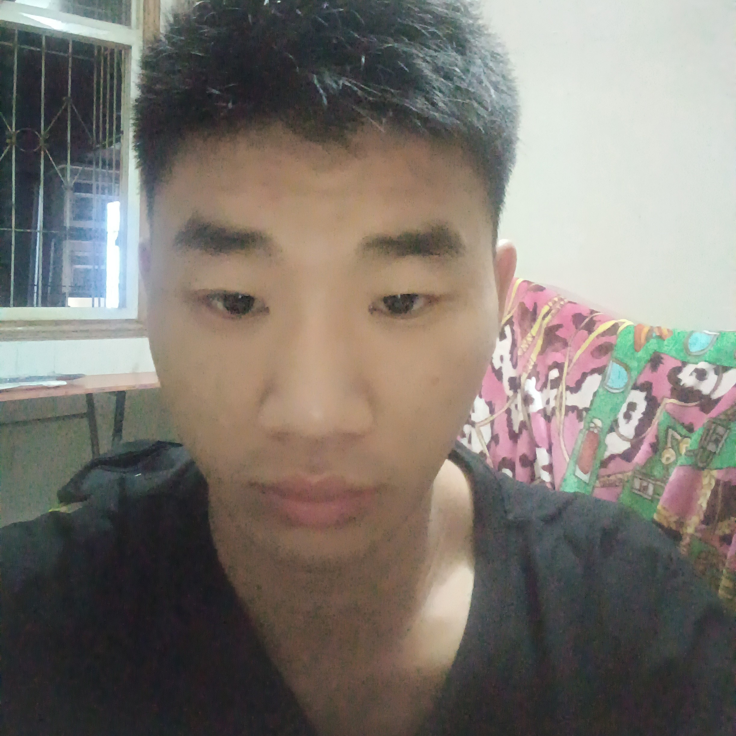 健壮扯红牛的照片