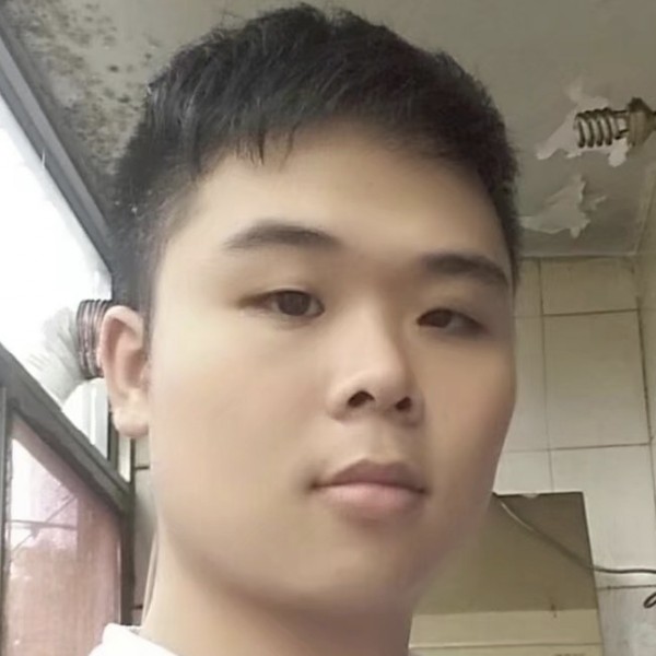 闪闪拿毛衣的照片