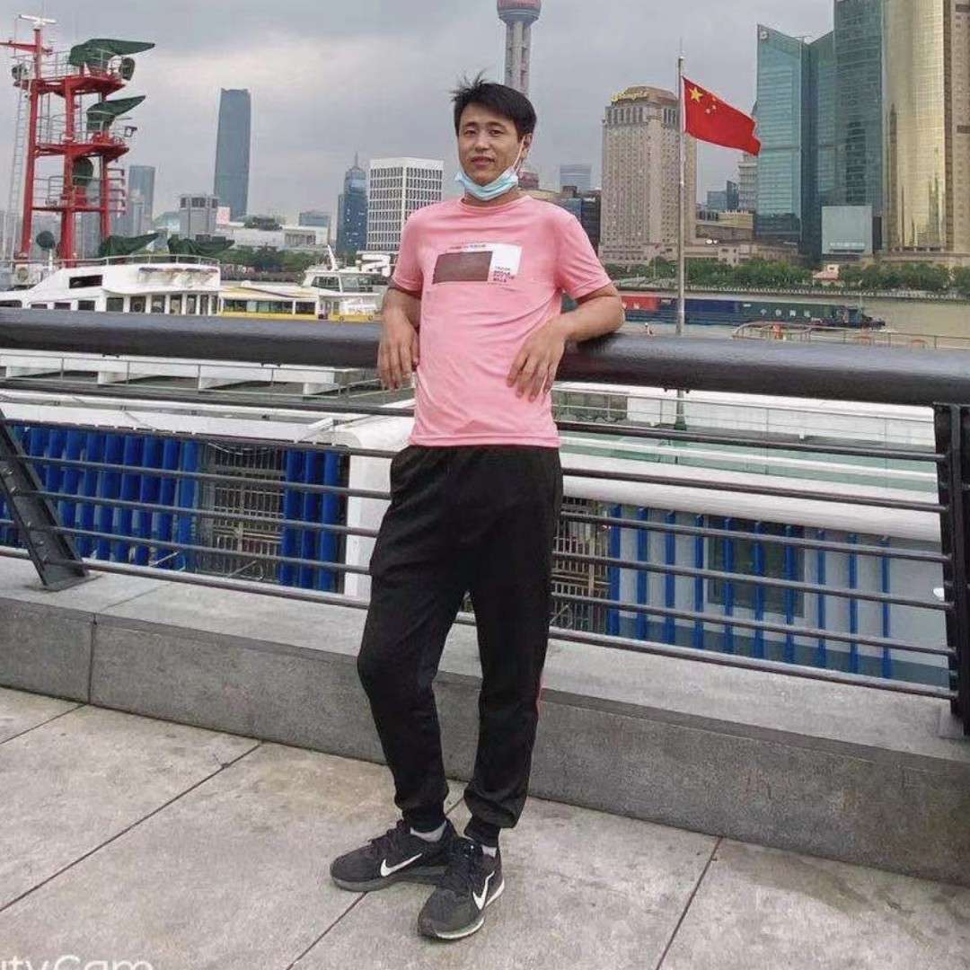 故意苦恋耳机的照片