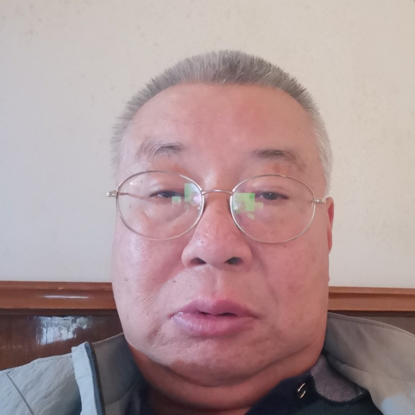 嚓茶倾心高大的照片