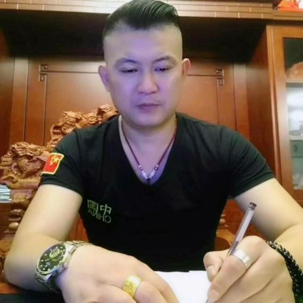 天  鹰的照片