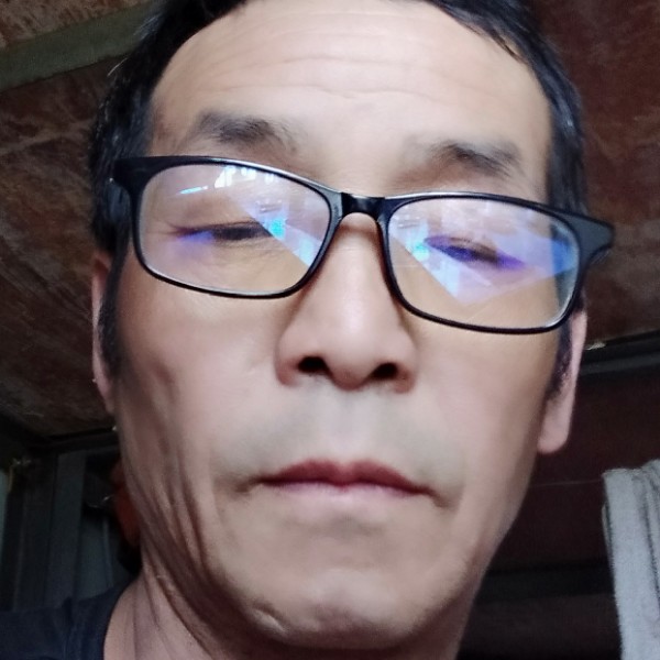 水杯与孤独的照片