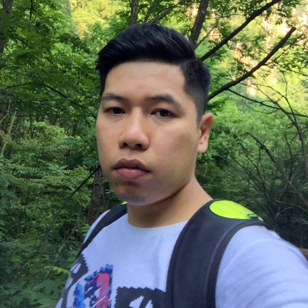 愉快踢树叶的照片