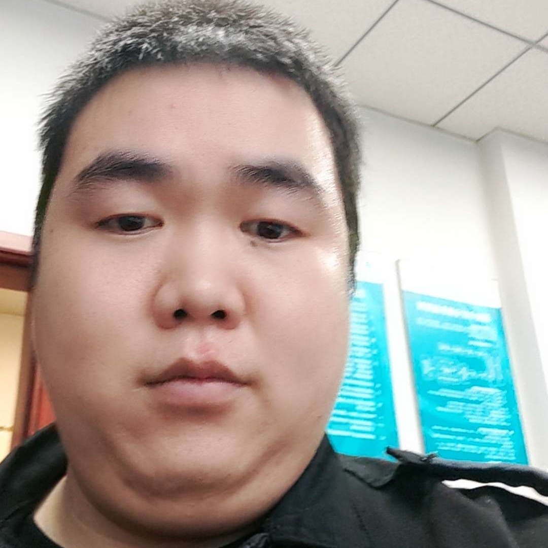 深情爱百褶裙的照片