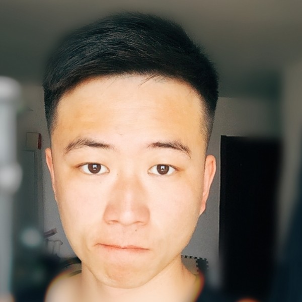 深情蹙眉的照片