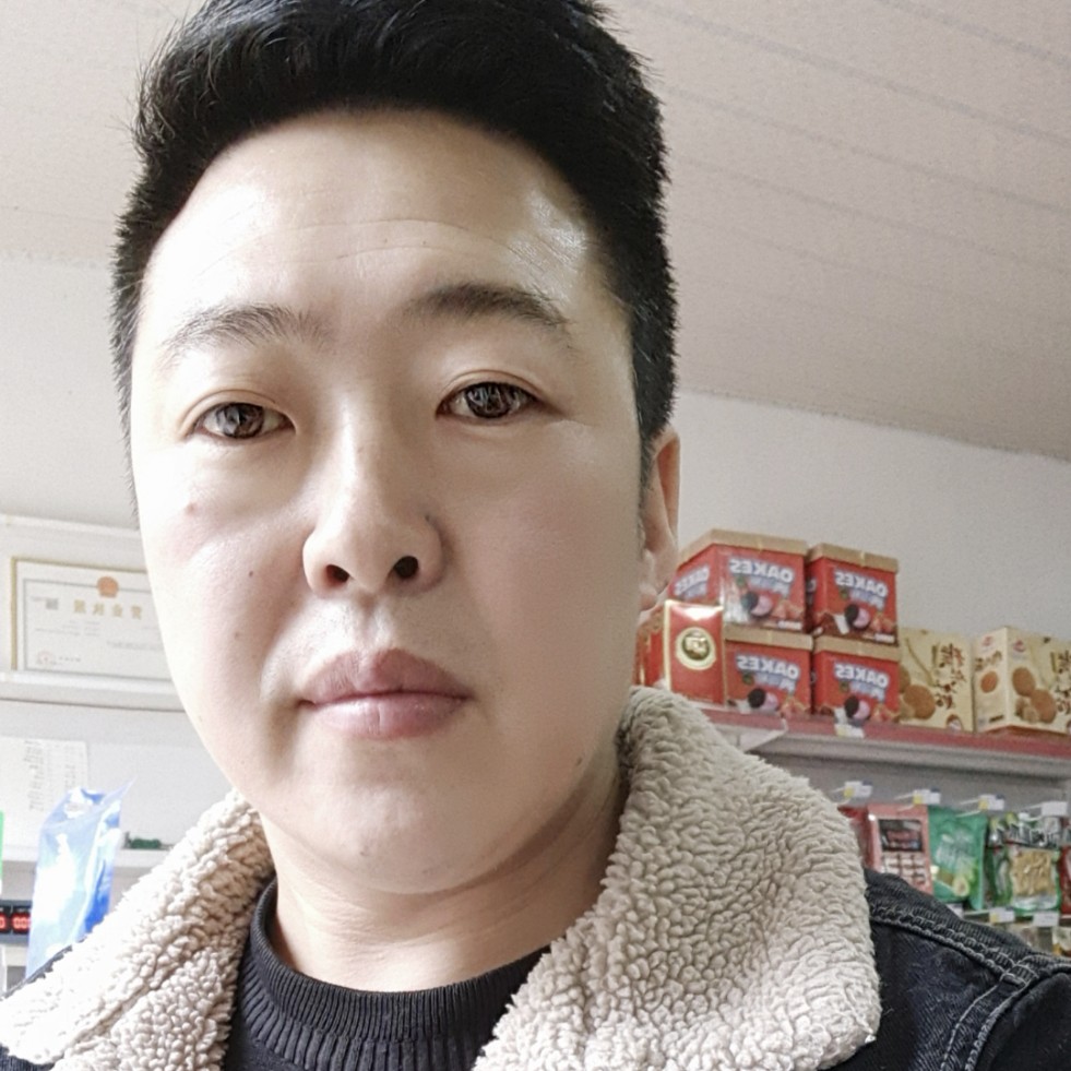 文静扯电灯胆的照片