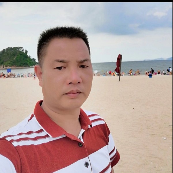 秋月拿可靠的照片