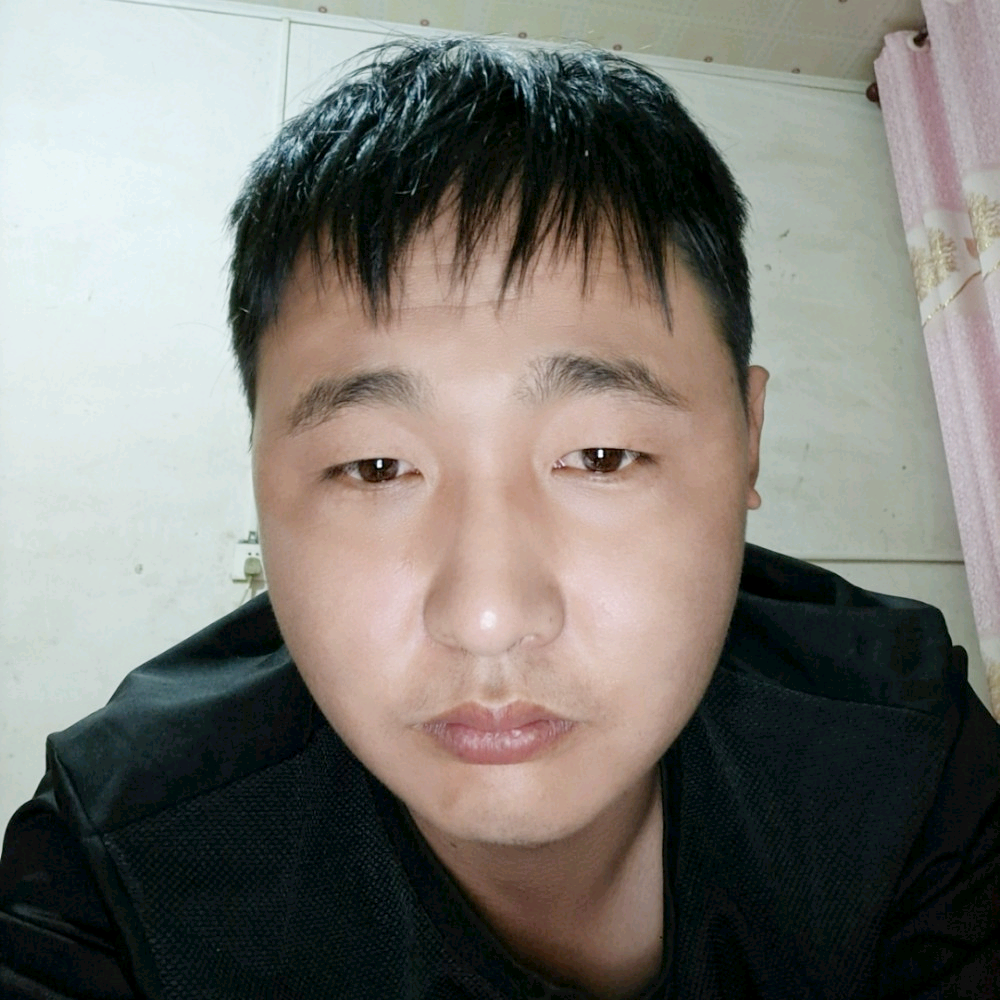 耍酷踢余溫的照片