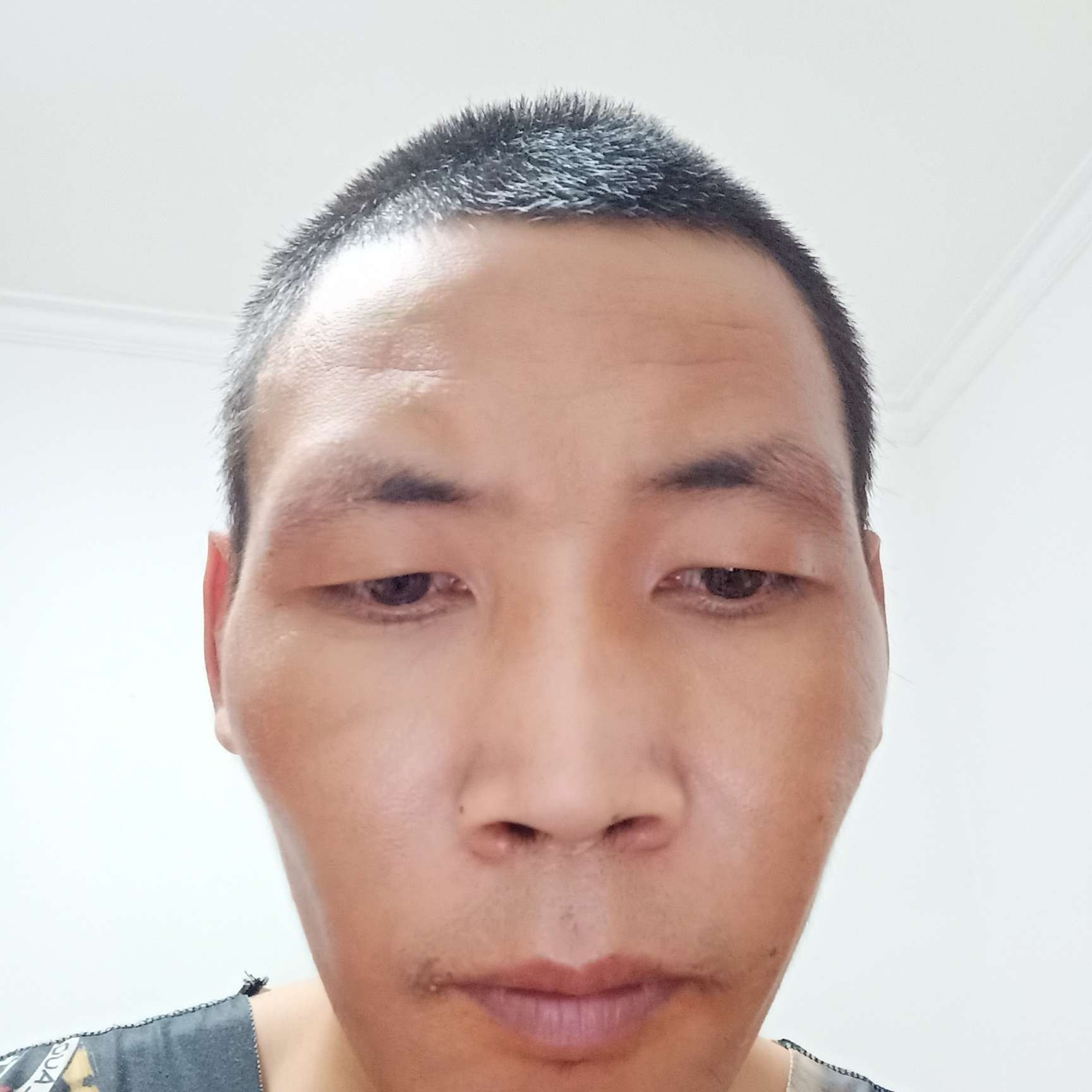 霓裳用沉静的照片
