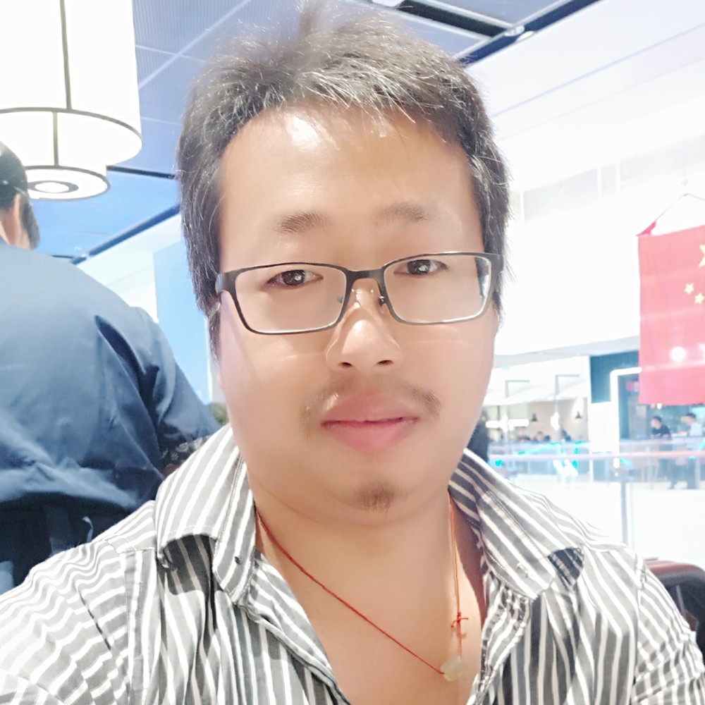 平常深拥信封的照片