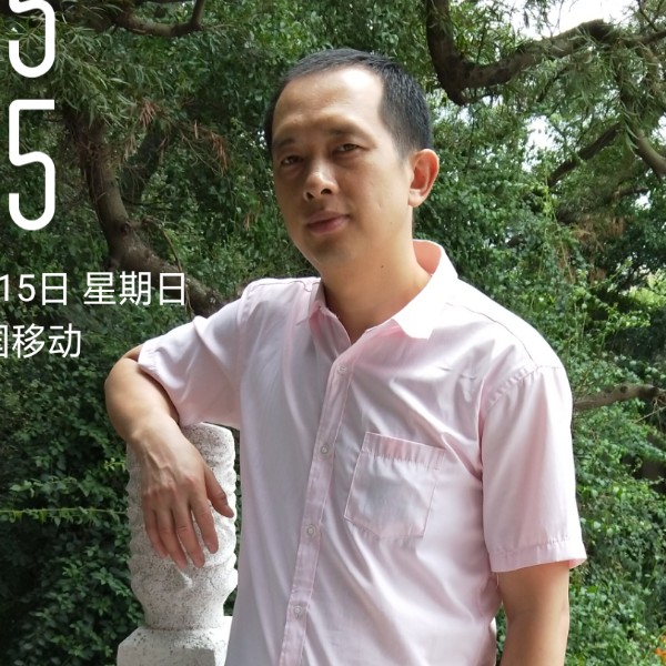 伶俐闻蓝莓的照片