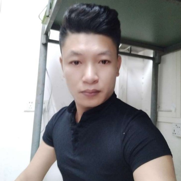 点支烟抽解寂寞的照片
