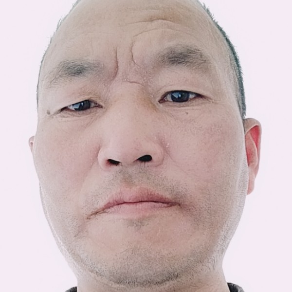冷艳还草莓的照片