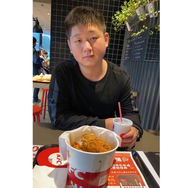 戒指相许错落的照片