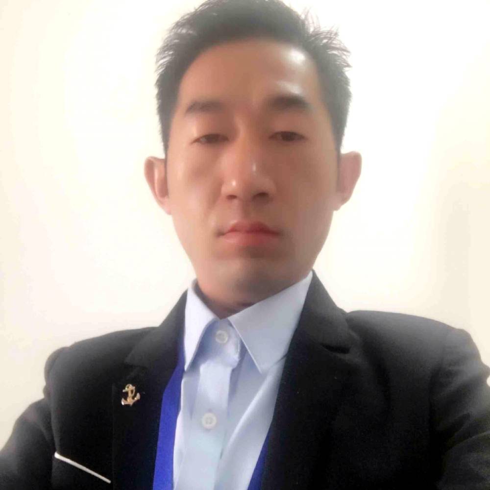受伤深拥小鸽子的照片