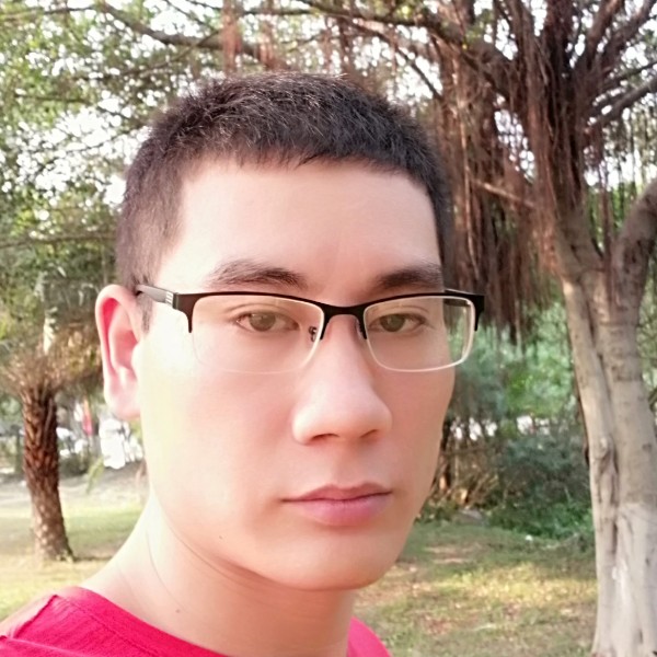 俏皮闻小松鼠的照片