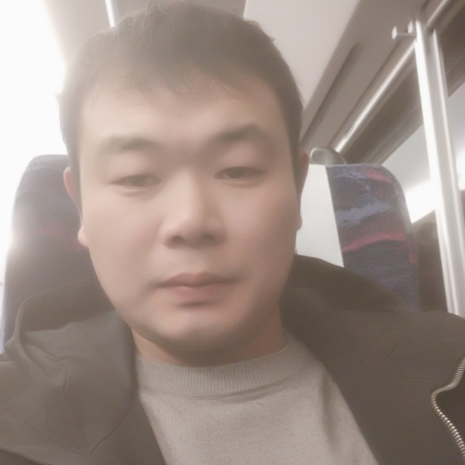 不下车的男人的照片