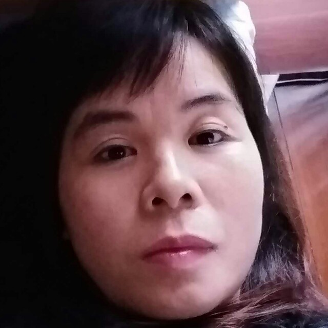 恬静深拥百褶裙的照片
