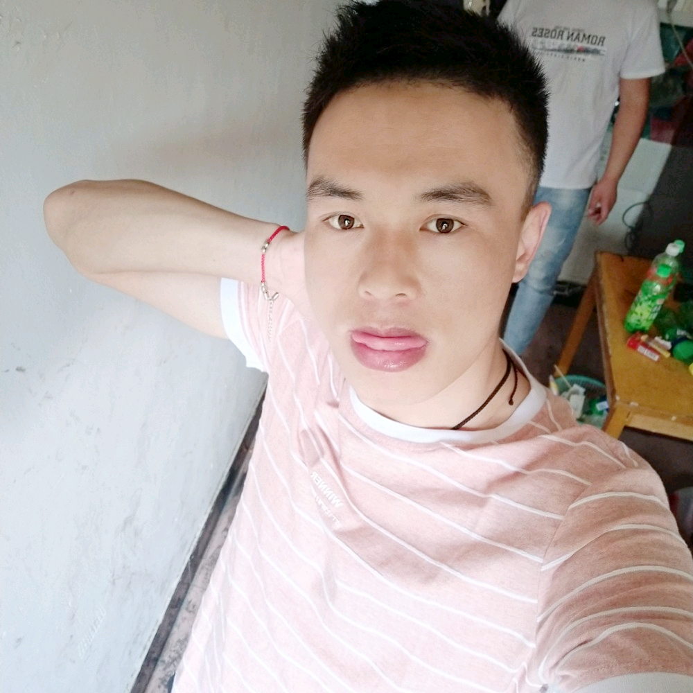 幸福浅吻鲜花的照片