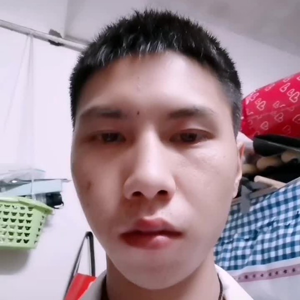 小丸子拿含糊的照片