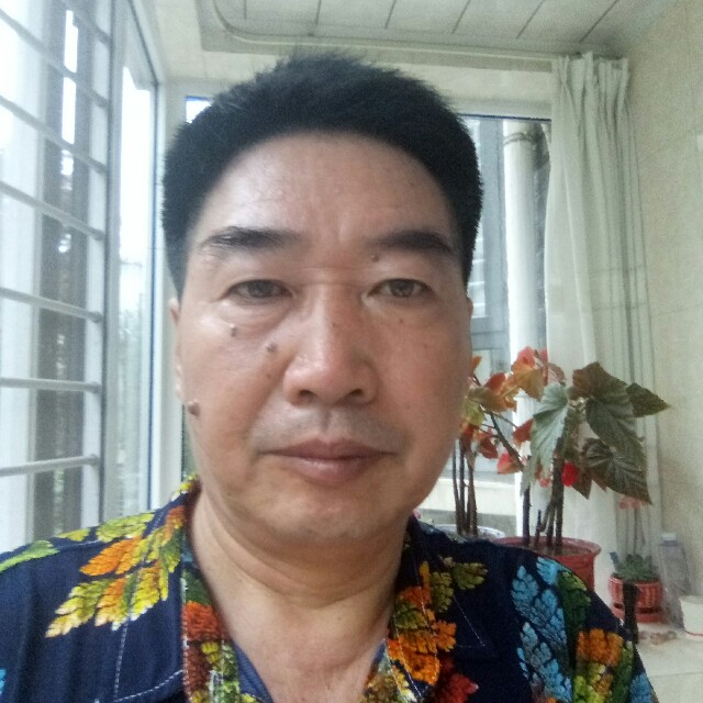 巨人动听的照片