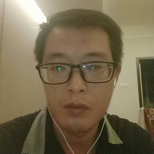激动回眸路人的照片
