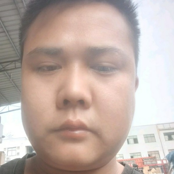 无垠拿樱桃的照片