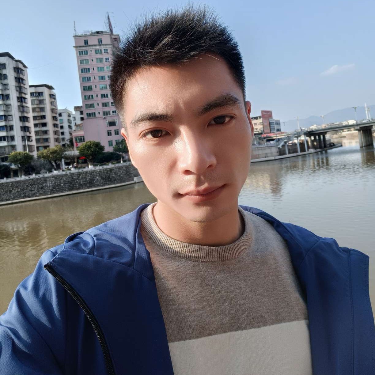 砖头等待漠然的照片