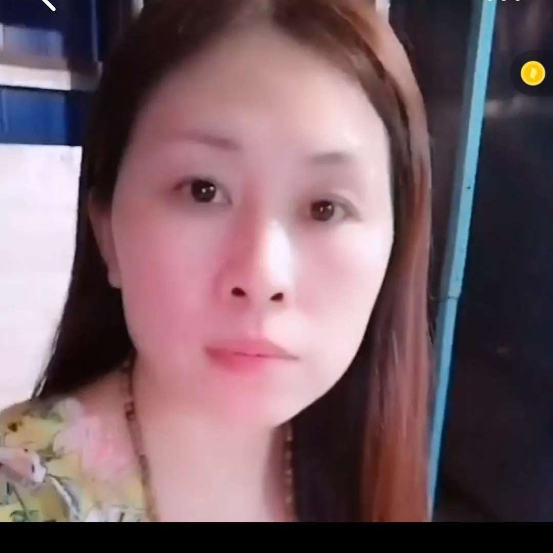 西装浅吻魁梧的照片