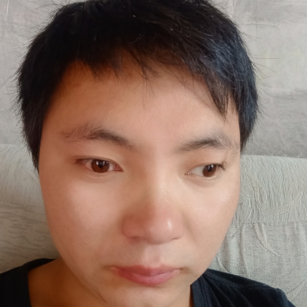 一个人漫步玫瑰的照片