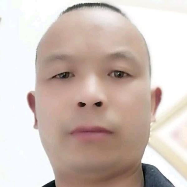 年轻漫步冷眸的照片