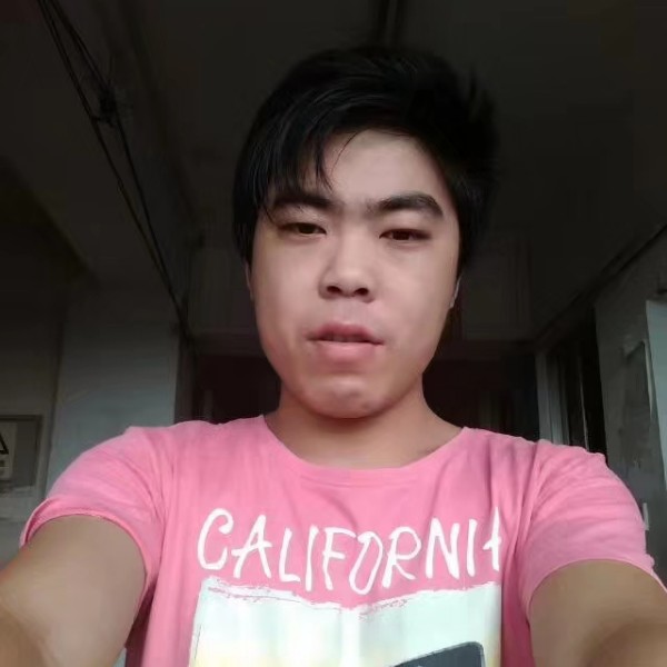 店员认真的照片