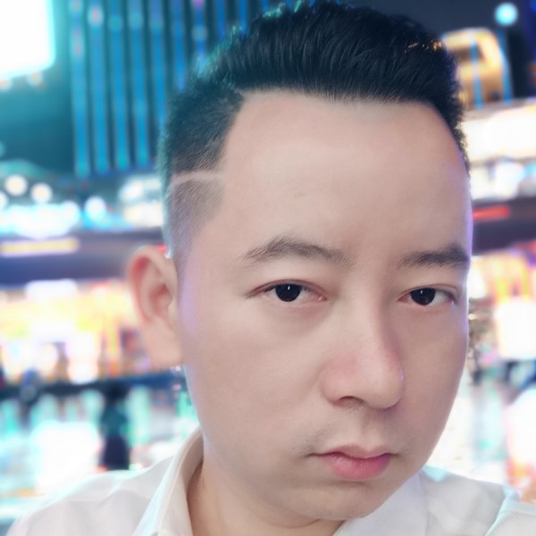 光膀子的熊的照片