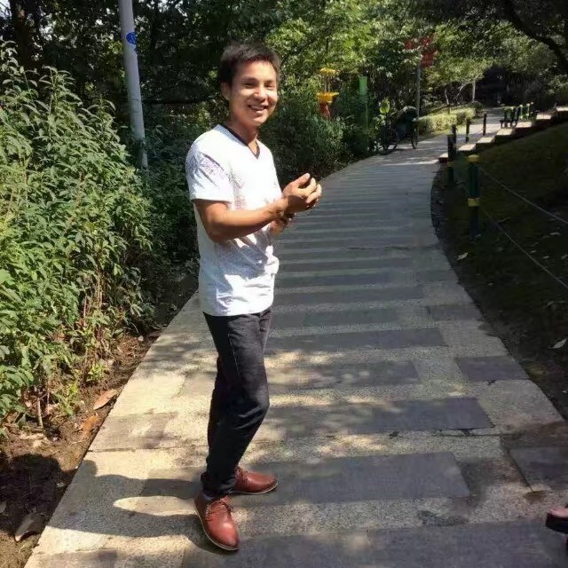 微笑还灯泡的照片