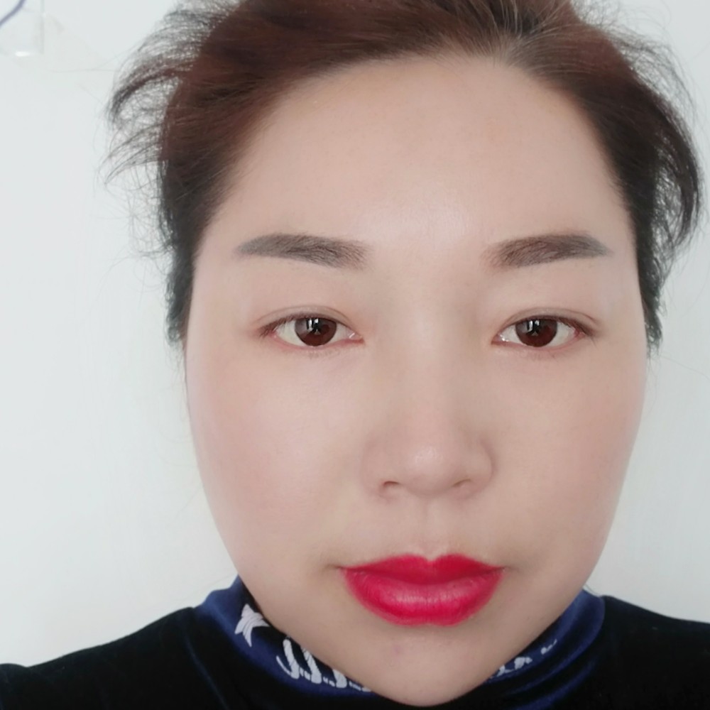 幸福闻百合的照片