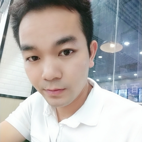 对面的人的照片