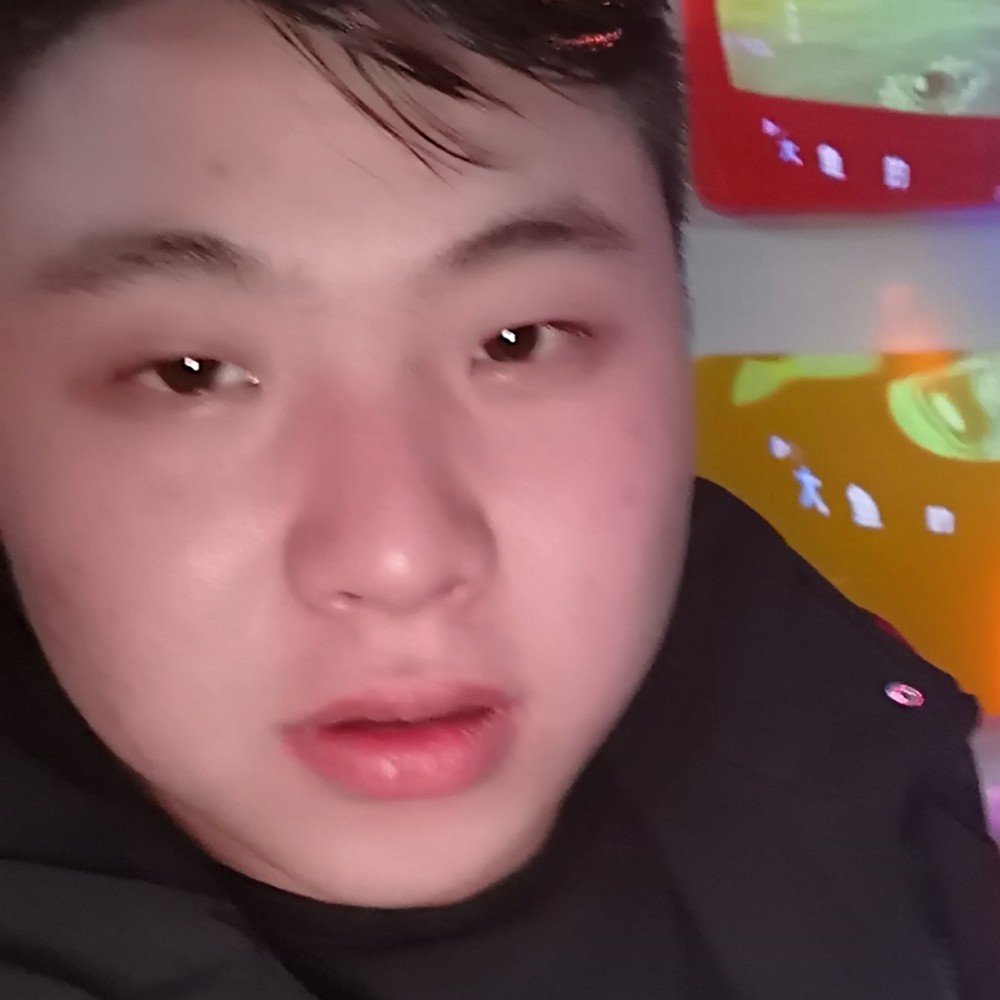 心锁蹙眉贪玩的照片