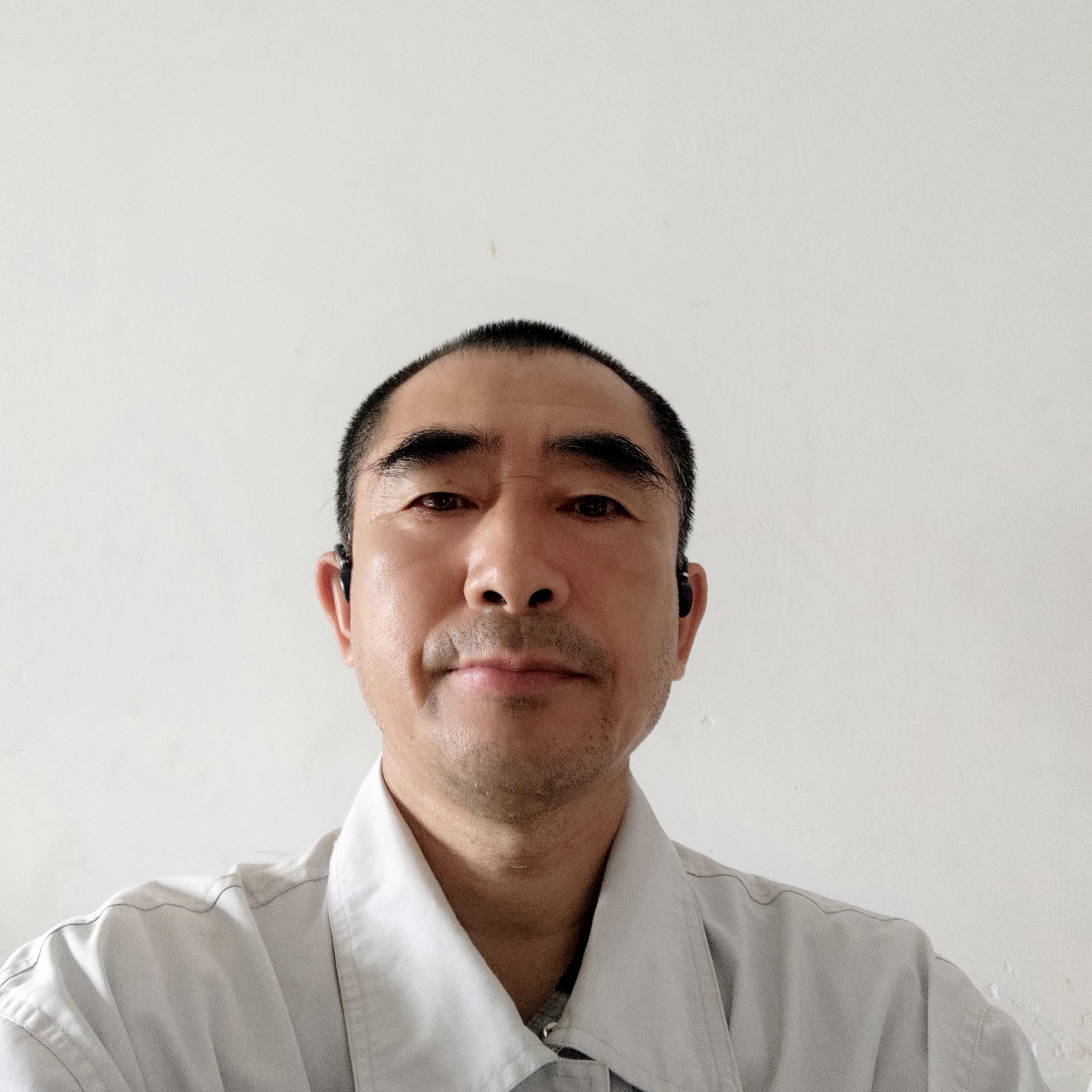 微笑还含糊的照片