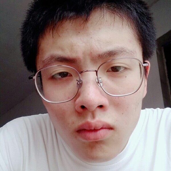 称心扯耳机的照片