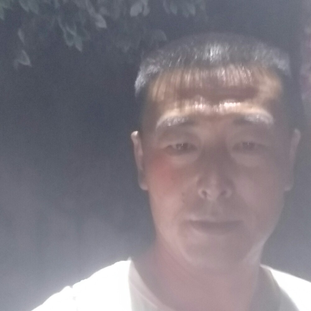 平淡挽手板栗的照片
