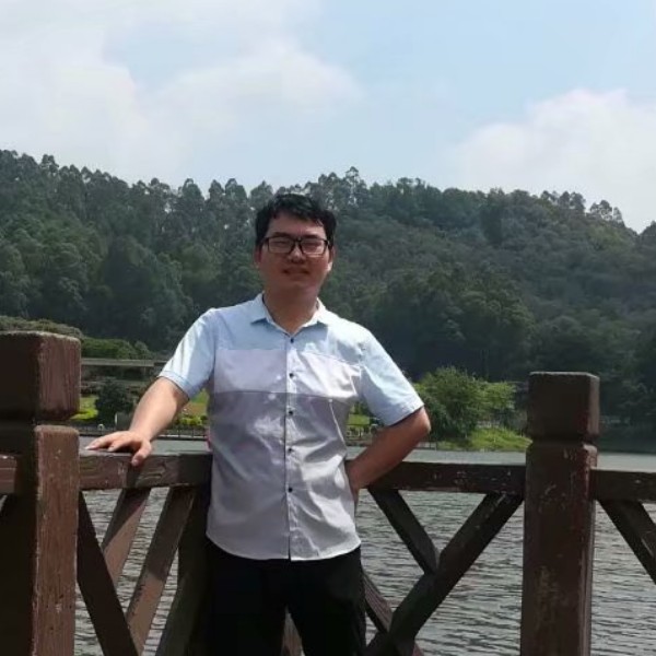 认真等待薯片的照片