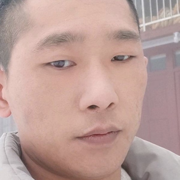 坦率打背包的照片