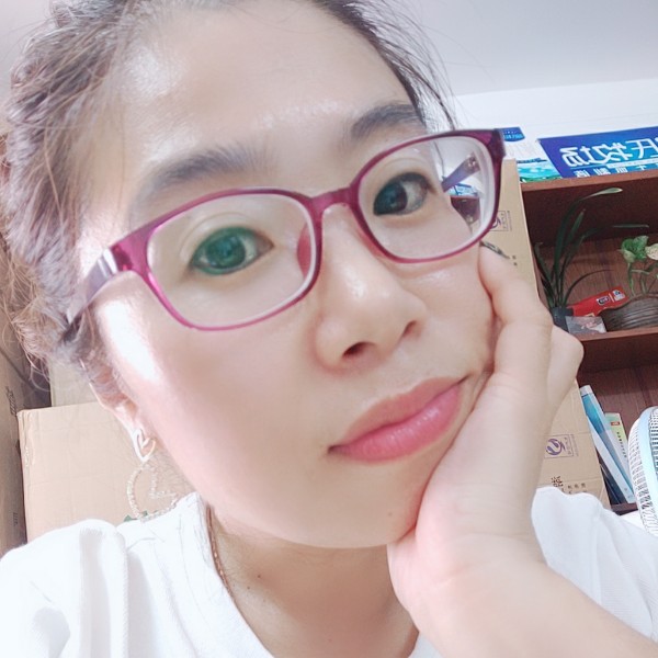 岩石里的花的照片