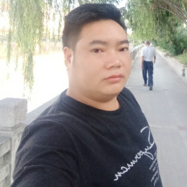 留胡子拿香氛的照片