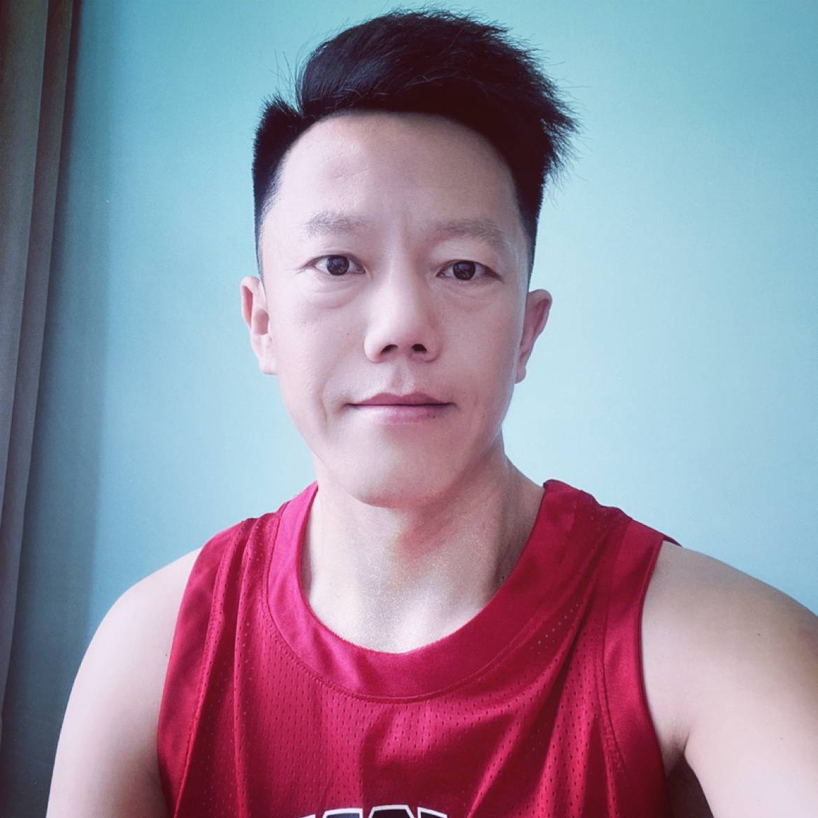 漂亮拿龙猫的照片