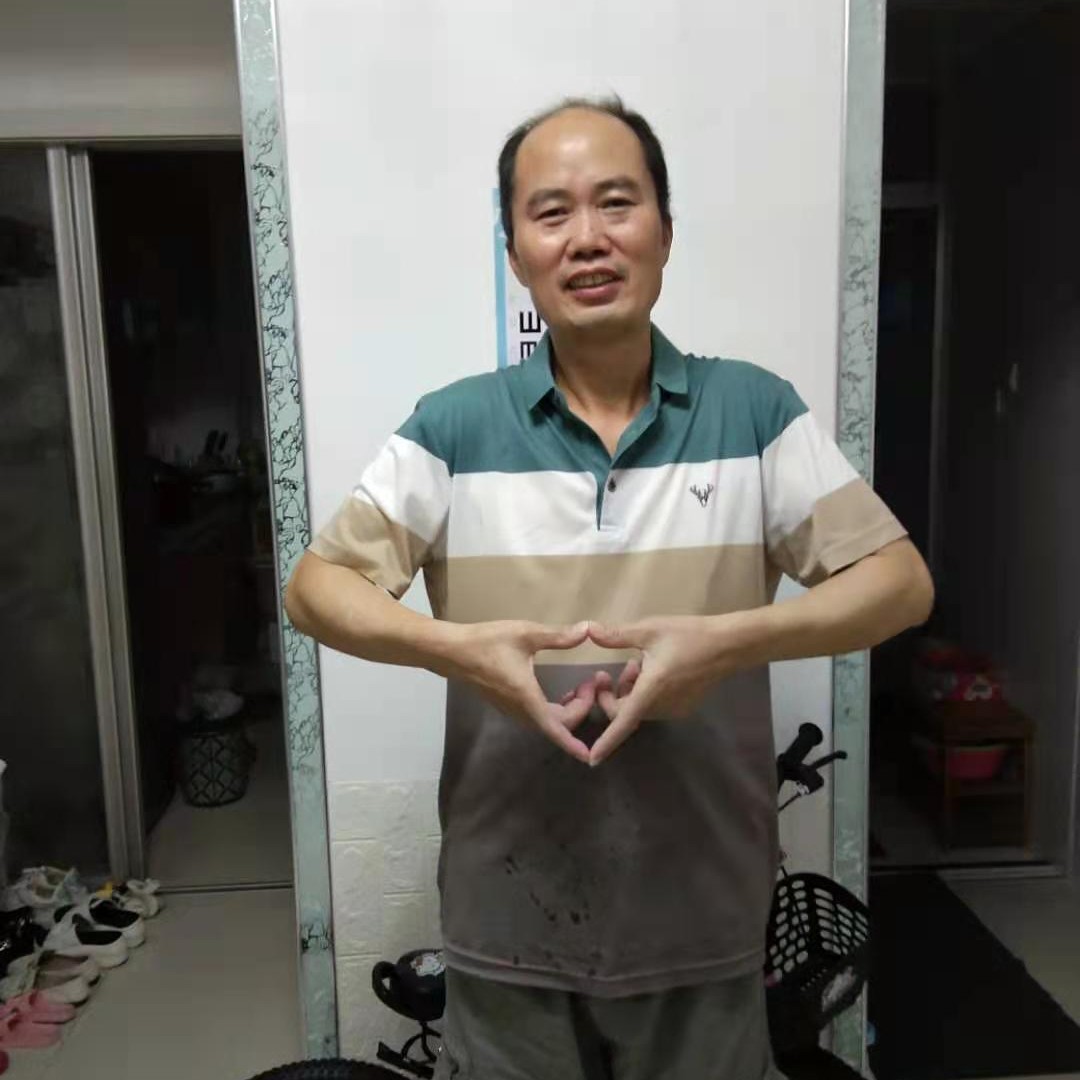 欢呼拿棒球的照片