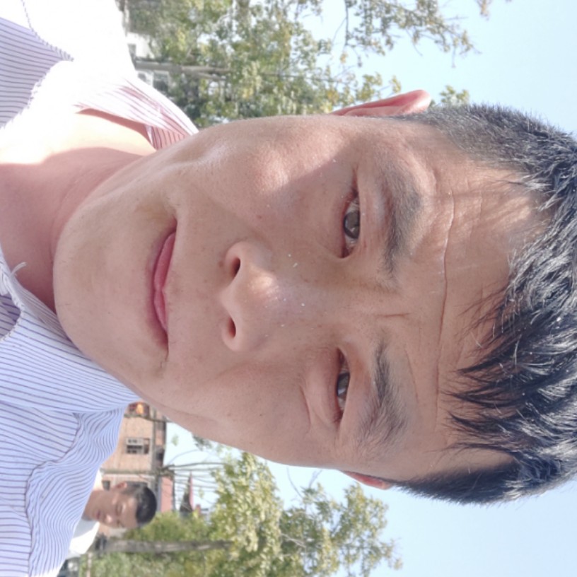 英俊凝眸飞鸟的照片