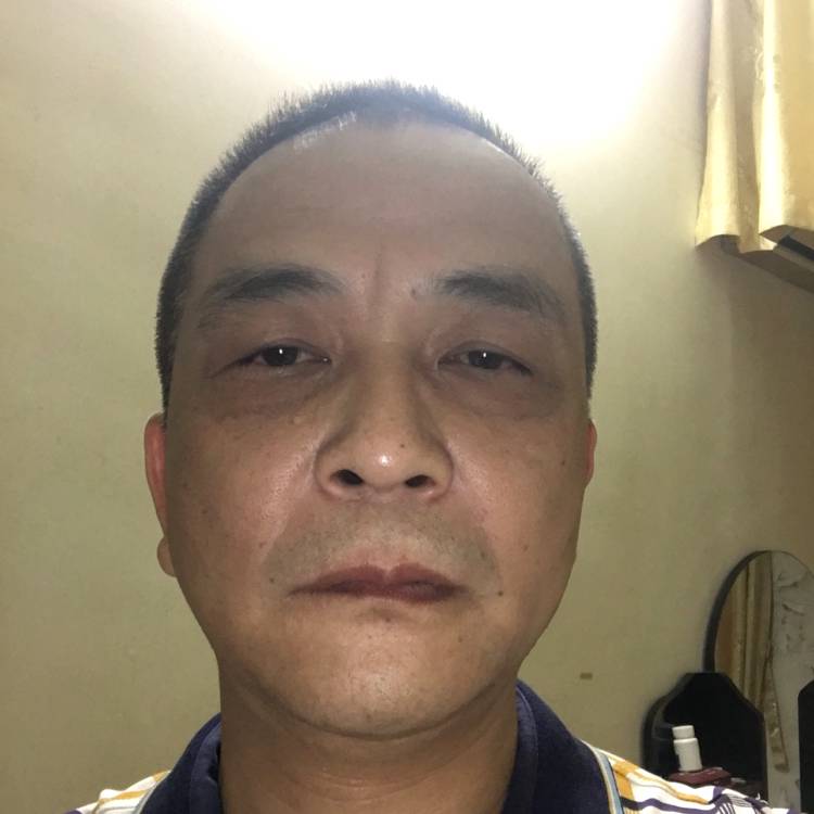 寒风蹙眉爱撒娇的照片